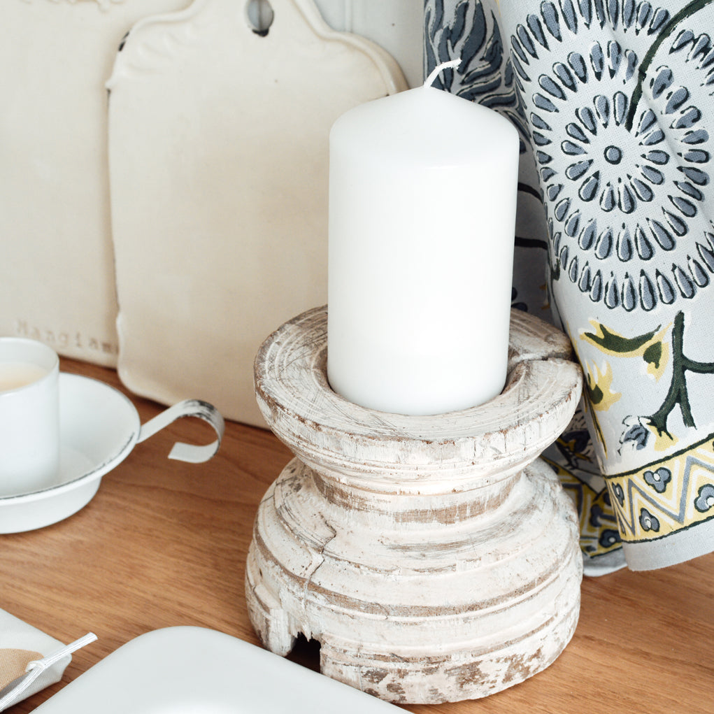 Antieke houten kandelaar Sari White