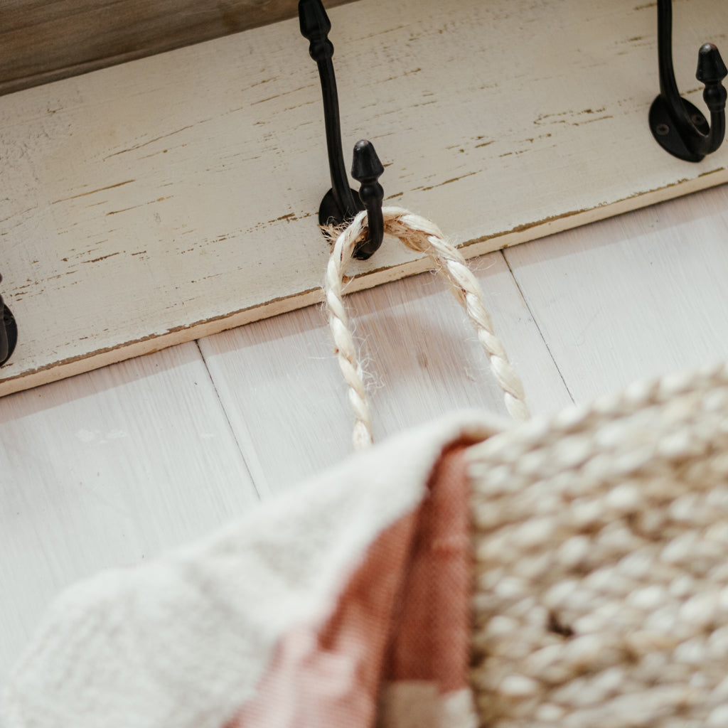 Niza Shelf With Hanger